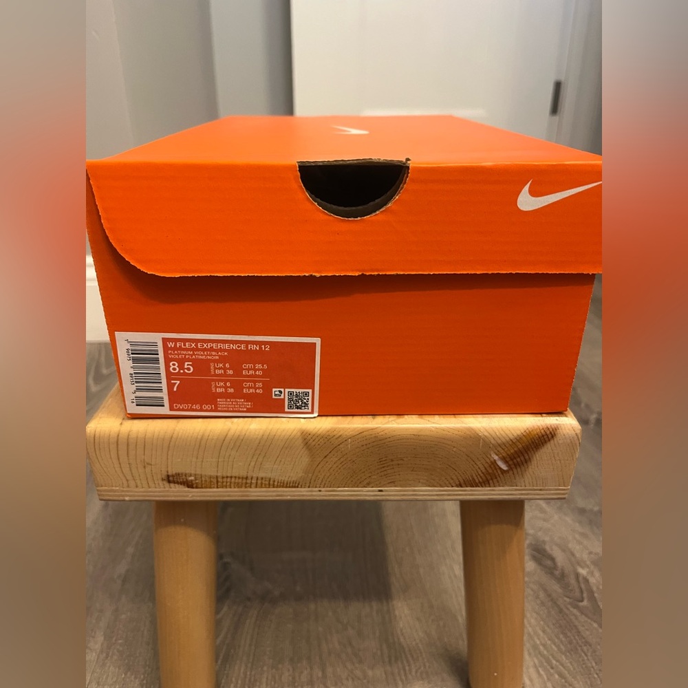 Women's Nike W Flex Experience Run 12 Sneakers- Size 8.5- Pre-owned - Picture 2 of 7